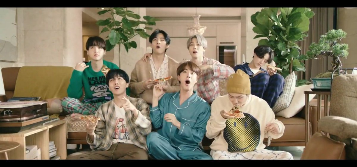 lleeming_'s tweet photo. ЭТО НАСТОЛЬКО ДОМАШНАЯ АТМОСФЕРА, ЧТО Я ПЛАЧУ
#1DayBEforeBE #LifeGoesOnWithBTS #BETODAY https://t.co/NRzp6j5TMG