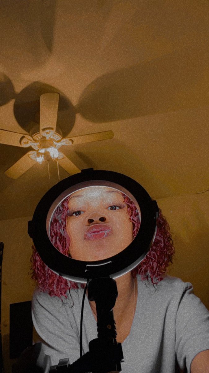 dataraaa's tweet photo. Just something to post🤷🏾‍♀️💗 I hate my smile bye Ik that pic is ugly https://t.co/6W6lRfvpl4