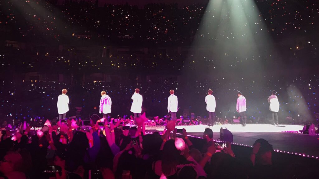 jeonss97's tweet photo. bts performing          bts performing
with Armys                by themselves https://t.co/lsRr7jD9uv