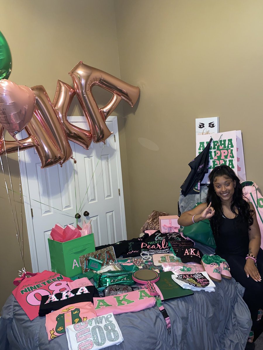 cihcanairda's tweet image. You may know me as Adri but in AKALAND I’m known as exotiK showKACE 💕💚