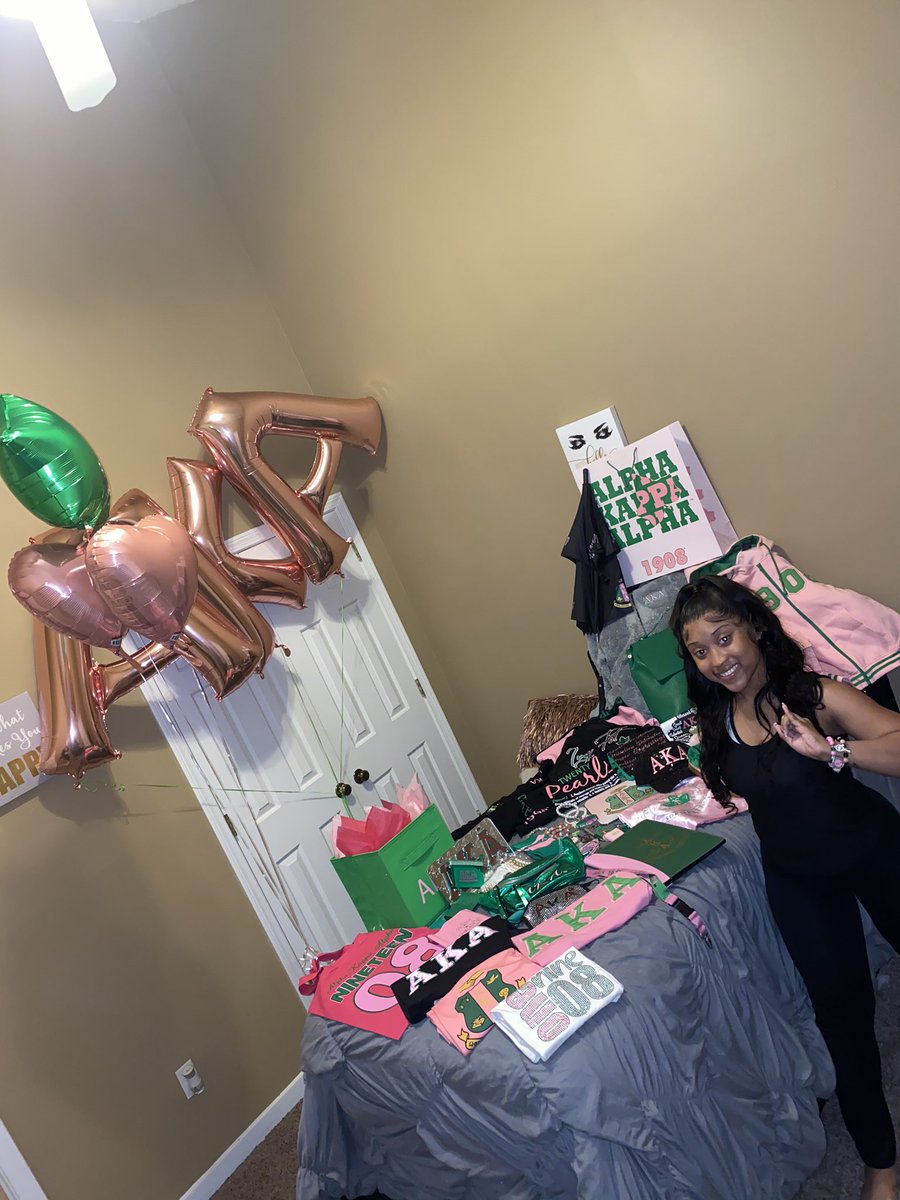 cihcanairda's tweet image. You may know me as Adri but in AKALAND I’m known as exotiK showKACE 💕💚