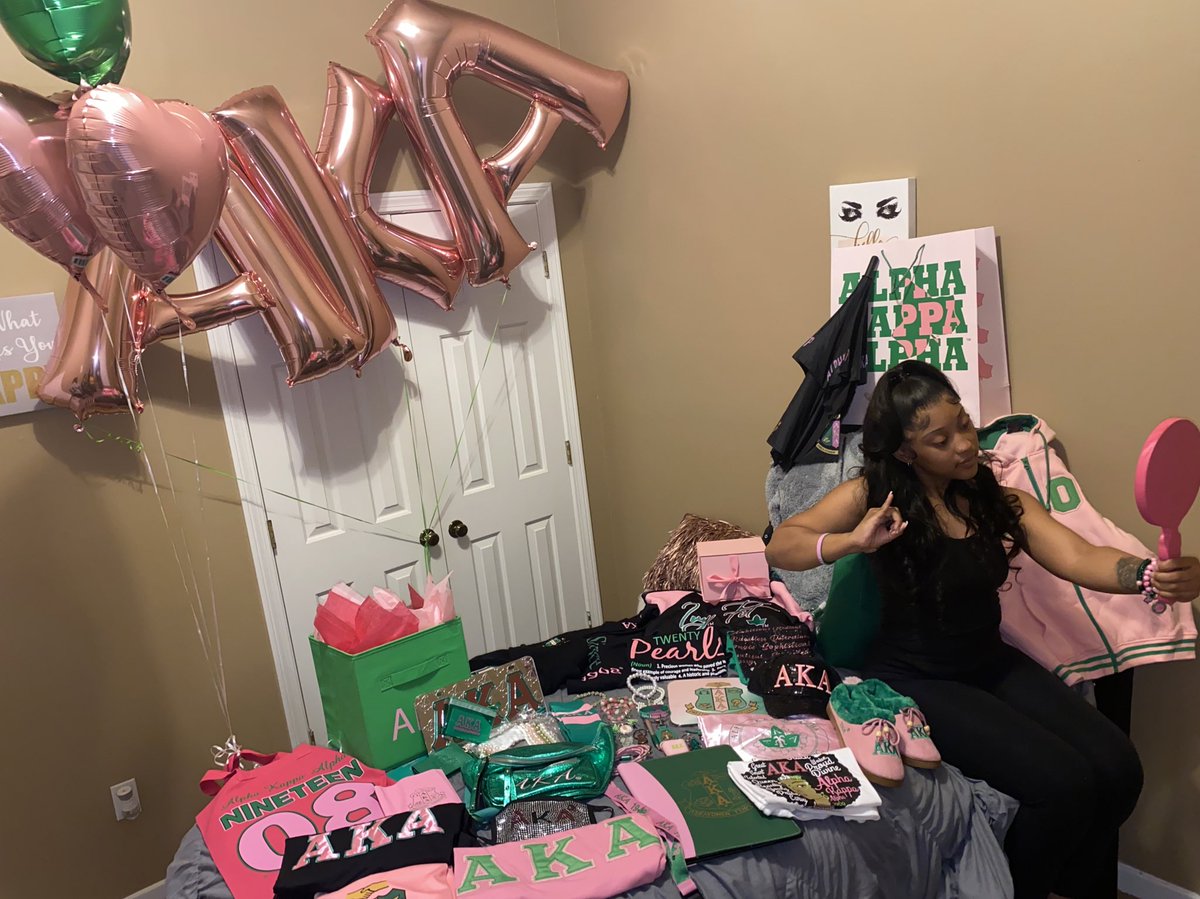 cihcanairda's tweet image. You may know me as Adri but in AKALAND I’m known as exotiK showKACE 💕💚