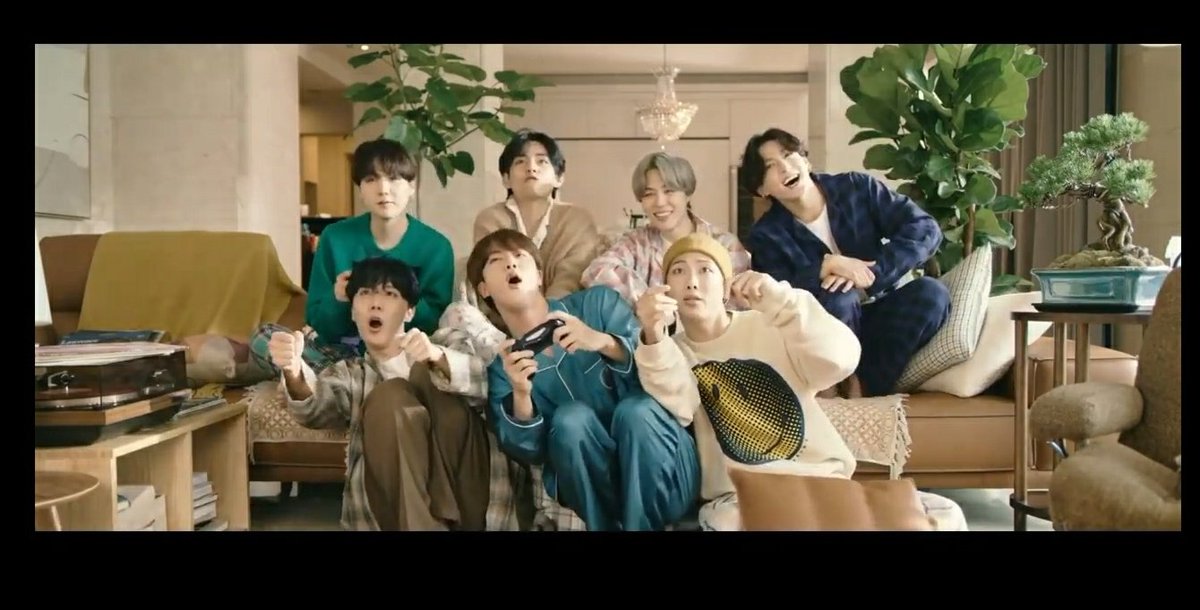 Gih390's tweet photo. Tá tudo tão lindo que não tem nem como não se apaixonar! Jk não só acabou comigo com esse Mv como os meninos nos mostraram que nada além da família que nós escolhemos pode ser o melhor remédio nos piores momentos💙
Love you BTS💜
#BTS_BE #BEisComing #BEArmy https://t.co/vKlZYmS5SX