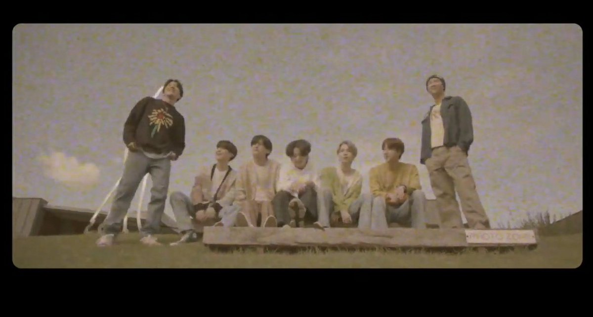 Gih390's tweet photo. Tá tudo tão lindo que não tem nem como não se apaixonar! Jk não só acabou comigo com esse Mv como os meninos nos mostraram que nada além da família que nós escolhemos pode ser o melhor remédio nos piores momentos💙
Love you BTS💜
#BTS_BE #BEisComing #BEArmy https://t.co/vKlZYmS5SX