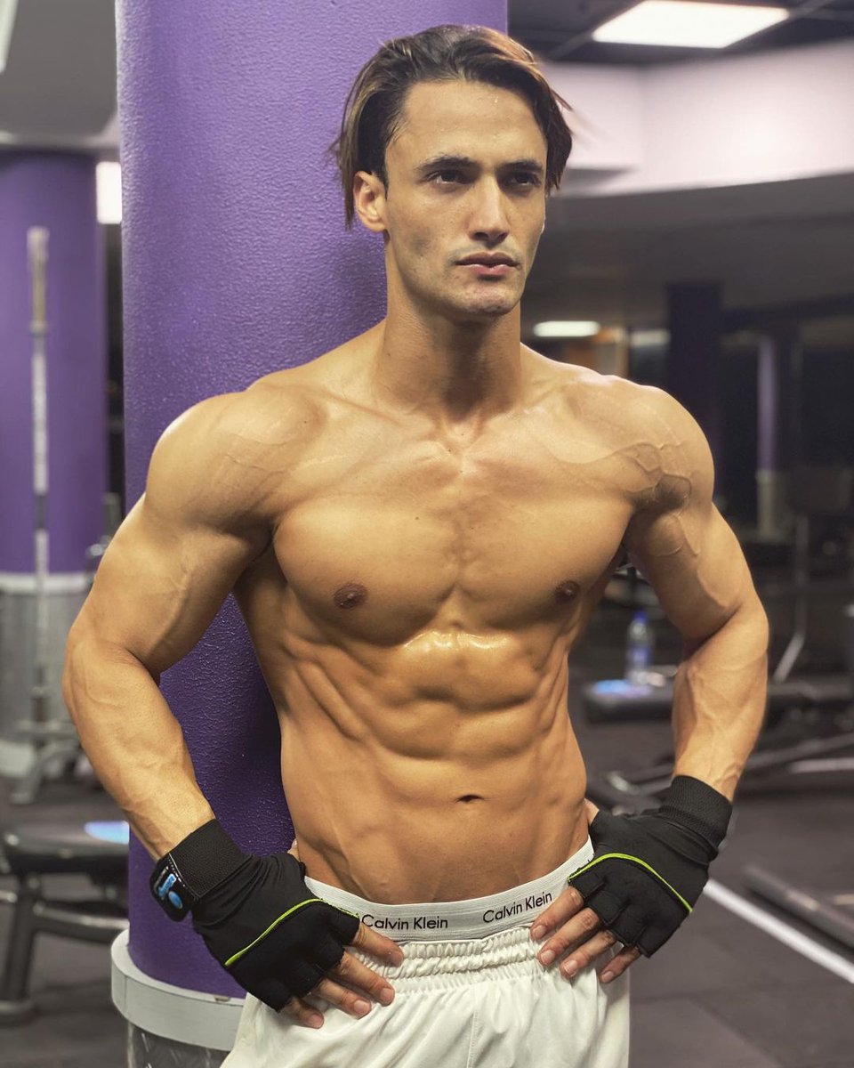 peepoye_'s tweet photo. 'Fit' 💪Jodi 'Hit' Jodi! 🦾
Ek 'Expressions' ka shola to ek 'Fitness ka Gola'
Ek mein 'Punjabi' mihtaaas 🥧 to doosra 'Rap' 🎤mein Khaas!
Bot logon ne bot 'hard' try kiya 'deman' aur 'humiliate' karne ka par wahi aaj dhool chaat rahein hain dekhke in dono ka saaz! 🎬 https://t.co/qSxdm8PG9K