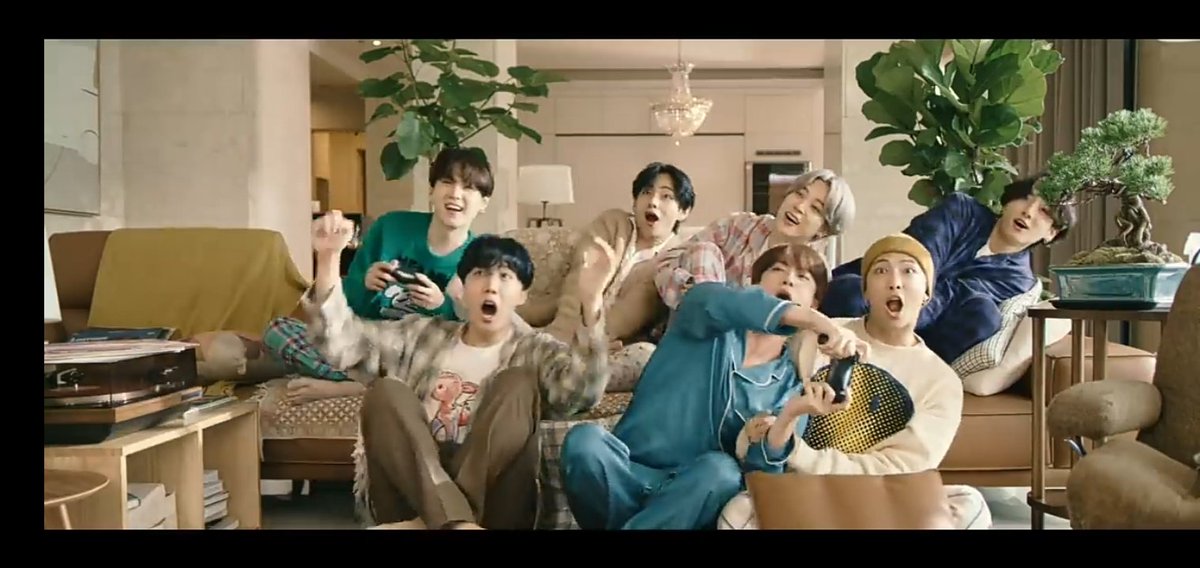 _MinSugaaaaaa's tweet photo. Ini lagunya ngena bgt sumpah😭
Apa lagi pas bagian mereka nyanyi tanpa ada penonton satupun nyesek bgt sumpah, air mataku ngak berhenti ngalir dri tadi😭😭💜

#LifeGoesOnWithBTS https://t.co/TiF0eTXjho