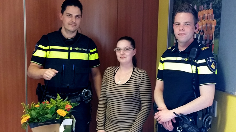 Alerte krantenbezorgster uit Borculo krijgt bloemetje van politie..