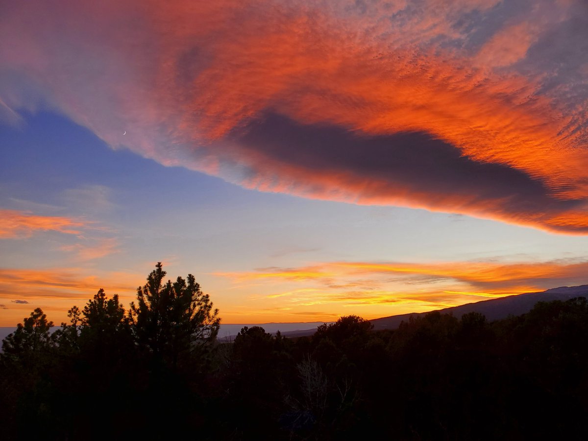 Turboxyde's tweet photo. Yesterday's sunset here in Western Colorado... forgot to share it with my frens!
#HelloTheClouds https://t.co/Cve8ldvoQi
