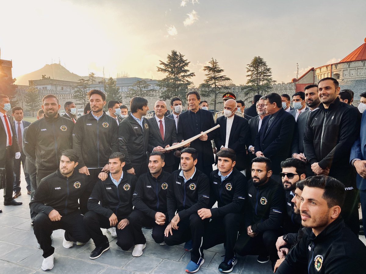 Ch_Husnainpti's tweet photo. وزیراعظم @ImranKhanPTI سے افغانستان کی کرکٹ ٹیم کی ملاقات، ٹیم کی جانب سے وزیراعظم کو دستخط شدہ بیٹ پیش کیا گیا۔

#PeaceAmbassadorPMIK #PMIKinKabul
@UdarOfficial @UmerPTIOfficial @teamUDPTI @CHIkhlaqPP36 https://t.co/VAxYKMsmD3