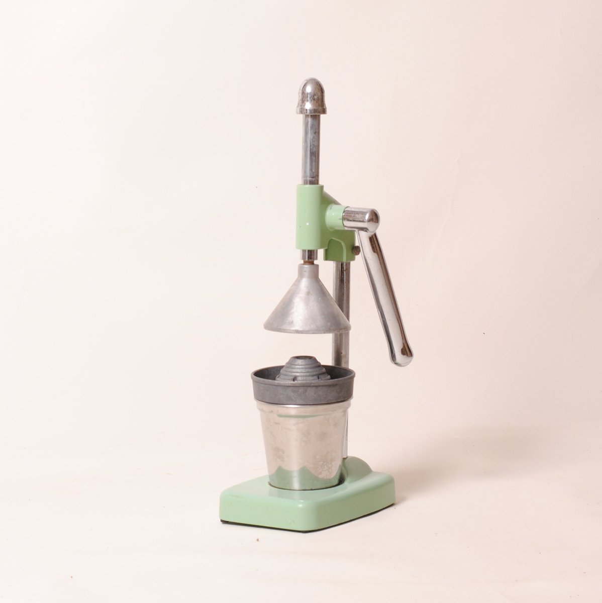 NEWANTIC1's tweet photo. Voici ce que je viens d'ajouter dans ma #boutiqueetsy : Presse jus orange manuel en métal https://t.co/h4Fkm5OuFB #vert #bronze #aluminium #pressoiretcentrifugeuse #verresetaccessoiresdebar #jusdefruit #presseagrumes #pichetsjusdefruit #presseorange https://t.co/oxR5o5L1yW