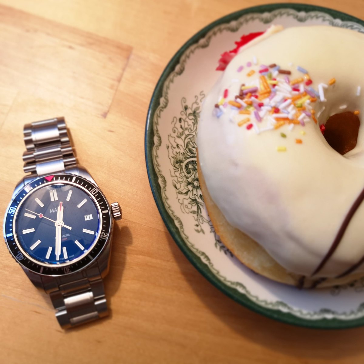abcxyz_jp's tweet photo. 久々にアーノルドのドーナツ🍩🤩
#MAEN #maenhudson MK3 prototype #arnoldsdonuts #donuts #rörstrand #アーノルドドーナツ #フィンランド https://t.co/vQPVeuRxSD