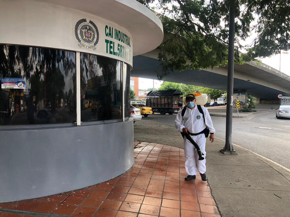 NorteSeguro2018's tweet photo. La #FuerzaDisponible #EscuadrónRosa #EquipodeAspersores @PoliciaCucuta toma de temperatura, aspersión con amonio cuaternario e hipoclorito de sodio al 0.5 #CAISanFernandodelRodeo #CAIAlfonzoLópez #CAIIndustrial #CAINiza y #Cefop @Region5Policia @SeguridadCucuta @CucutaSeguridad https://t.co/4zkmpw9K3M