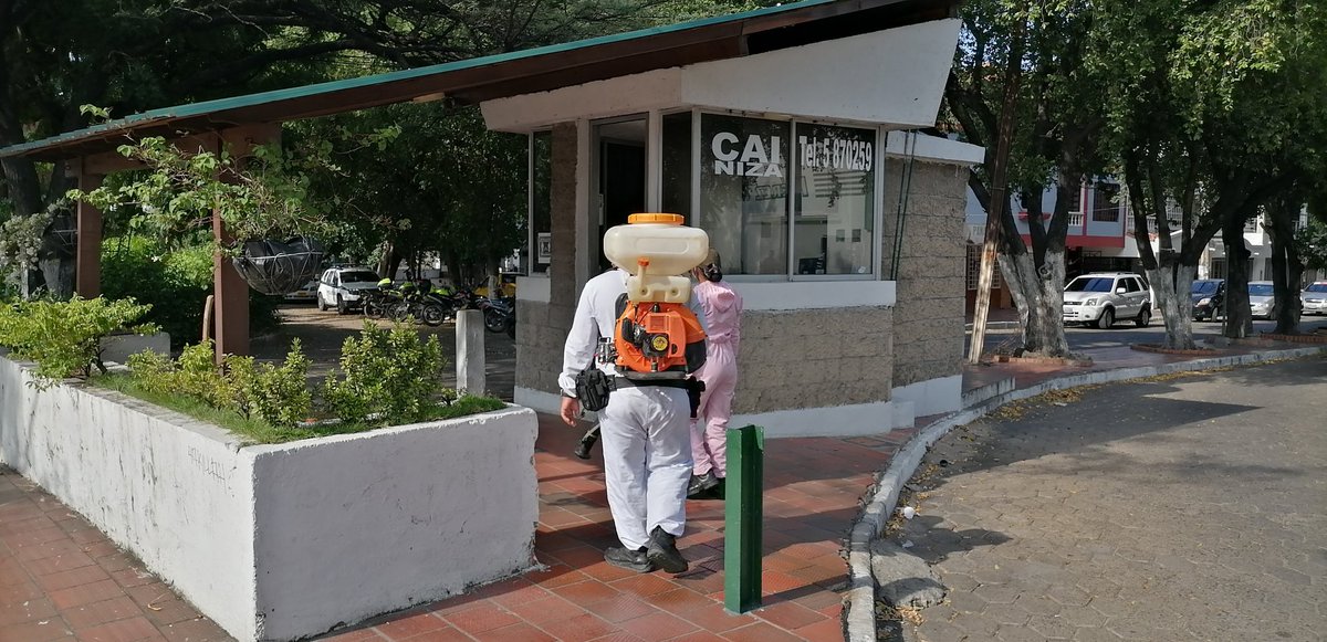 NorteSeguro2018's tweet photo. La #FuerzaDisponible #EscuadrónRosa #EquipodeAspersores @PoliciaCucuta toma de temperatura, aspersión con amonio cuaternario e hipoclorito de sodio al 0.5 #CAISanFernandodelRodeo #CAIAlfonzoLópez #CAIIndustrial #CAINiza y #Cefop @Region5Policia @SeguridadCucuta @CucutaSeguridad https://t.co/4zkmpw9K3M