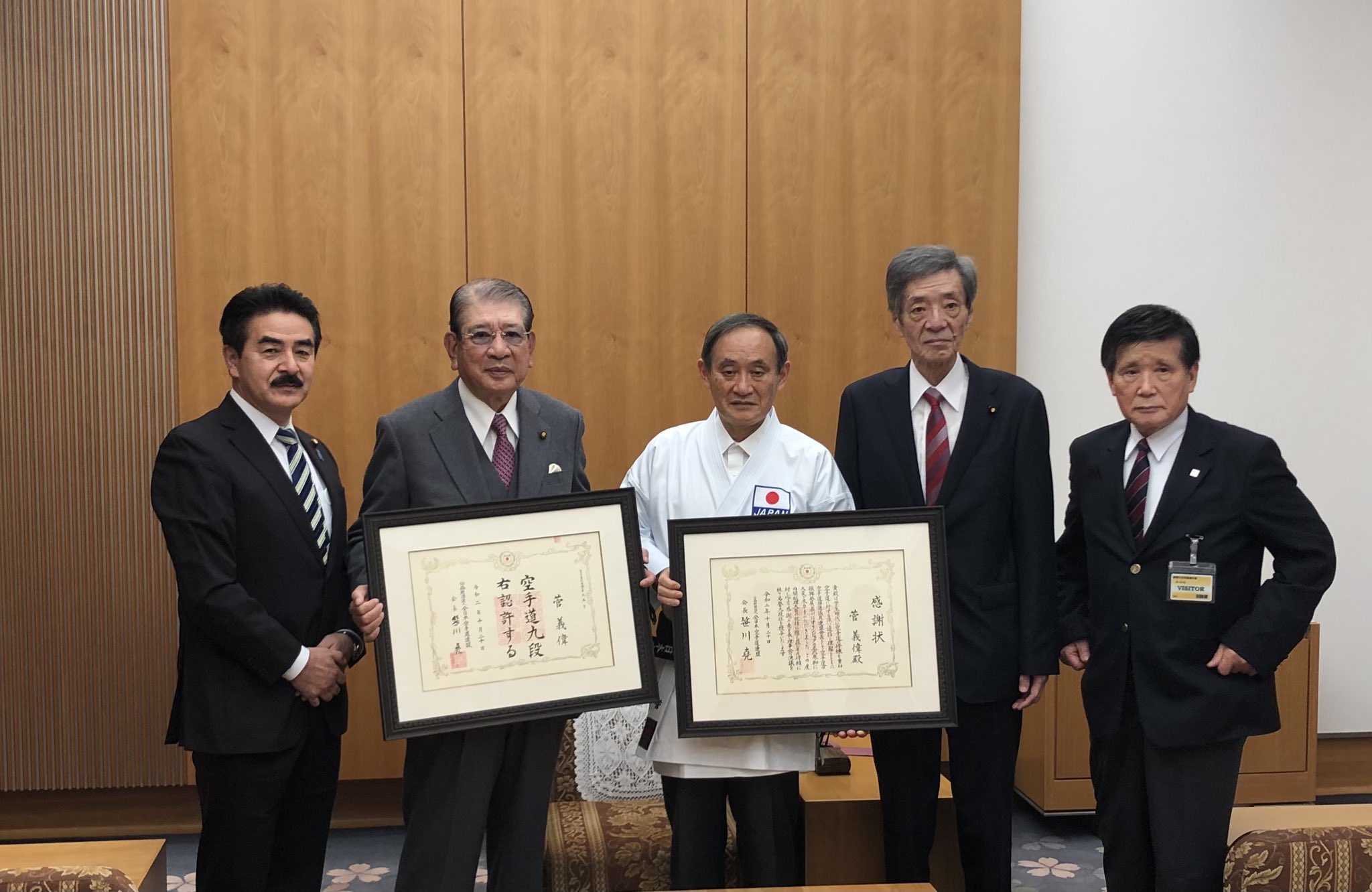 佐藤正久 菅総理に空手道９段を授与 全日本空手道連盟の笹川会長から これまでの功績を踏まえて ９段 を菅総理に道着と共に授与 帯には菅義偉の名前も 菅総理は自民党空手道連盟会長 佐藤は事務局長で全空連顧問 総理から東京五輪は必ずやるとの