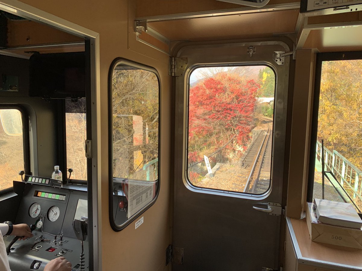 康熙奉カン ヒボン わたらせ渓谷鉄道 に乗って紅葉を見てきました 川沿いを蛇行しながらゆっくり走る列車には旅情がありますね 紅葉は山の奥のほうでキレイでした フリーきっぷなので 何回も乗り降りできて おトク感がありました 明日からの３連休は