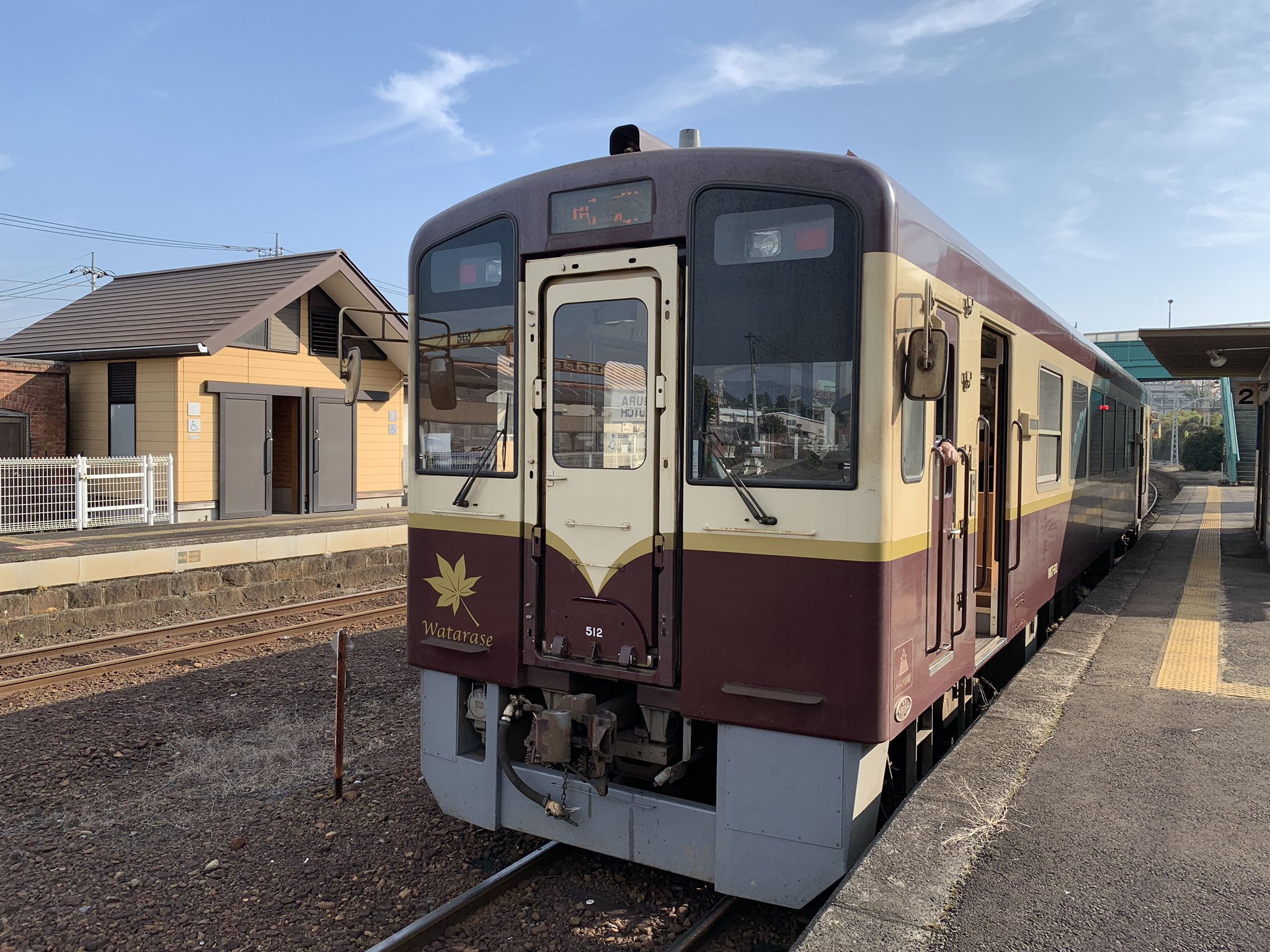 康熙奉カン ヒボン わたらせ渓谷鉄道 に乗って紅葉を見てきました 川沿いを蛇行しながらゆっくり走る列車には旅情がありますね 紅葉は山の奥のほうでキレイでした フリーきっぷなので 何回も乗り降りできて おトク感がありました 明日からの３連休は