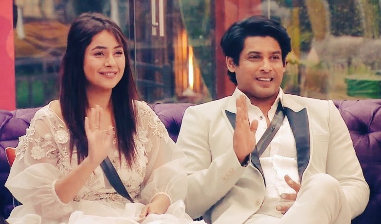 Jisko ashiwad chahie inki??Delhi kaise same pose me asirwad de rhe hain...  #SidharthShukla  #ShehnaazGill  #SidNaaz