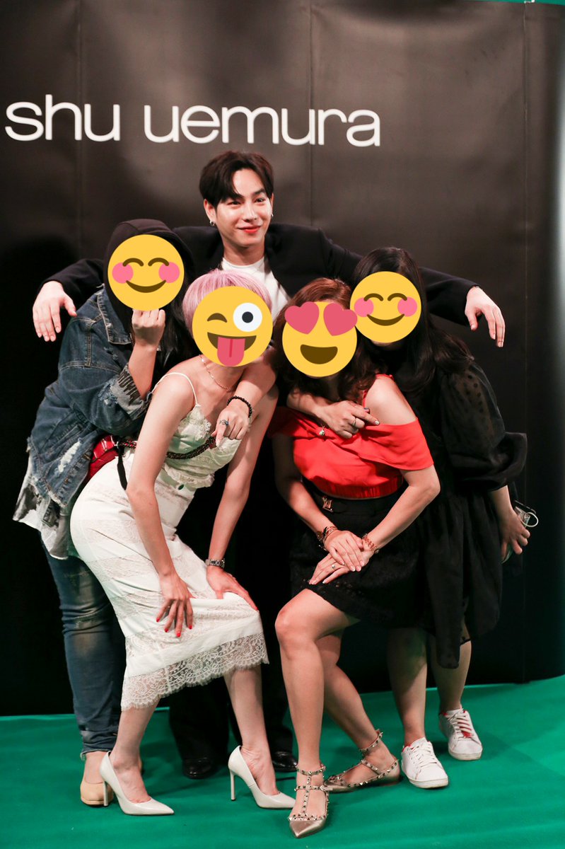 daovenut's tweet photo. ขณะที่พวกเรากำลังจัดท่าถ่ายรูป...อยู่ดีๆเฮียก็กางปีกเอง โดยไม่มีใครบอก 55 มาครอบนุชไว้เหมือนเห็นนุชเป็นลูกไก่ในกำมือ 5555 กว่าตากล้องจะถ่ายเสร็จน่าจะกล้ามขึ้น 😅 ขอบคุณน้อง @Janenoiiii ที่ถ่ายรูปกลุ่มไว้ให้ ตอนเห็นรูปคือแบบ เฮียทำไร 55 น่ารัก
#เป๊กผลิตโชค #PeckXrougeunlimited https://t.co/FbV1myLijP