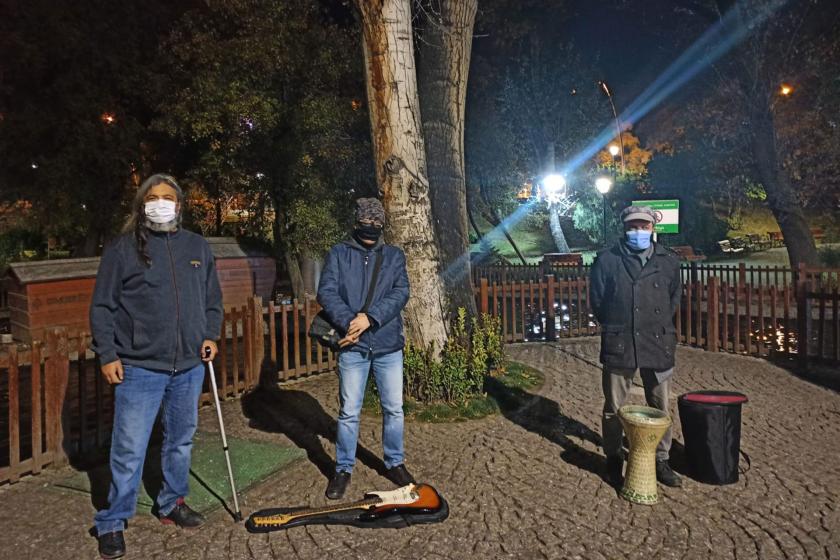 Kuğulu Park’taki Sessizlik Nöbeti'nde bir araya gelen müzisyenler işletme faaliyetlerinin sınırlandırılmasına karşı 'Sanatın saati olmaz' dedi. Eylemciler herkesi saat 20.00'de sosyal medyada #KapattıkYaŞimdi etiketine çağırdı.(Fotoğraf:Gökhan Yaralı-MA) 

susma24.com/kultur-ve-sana…