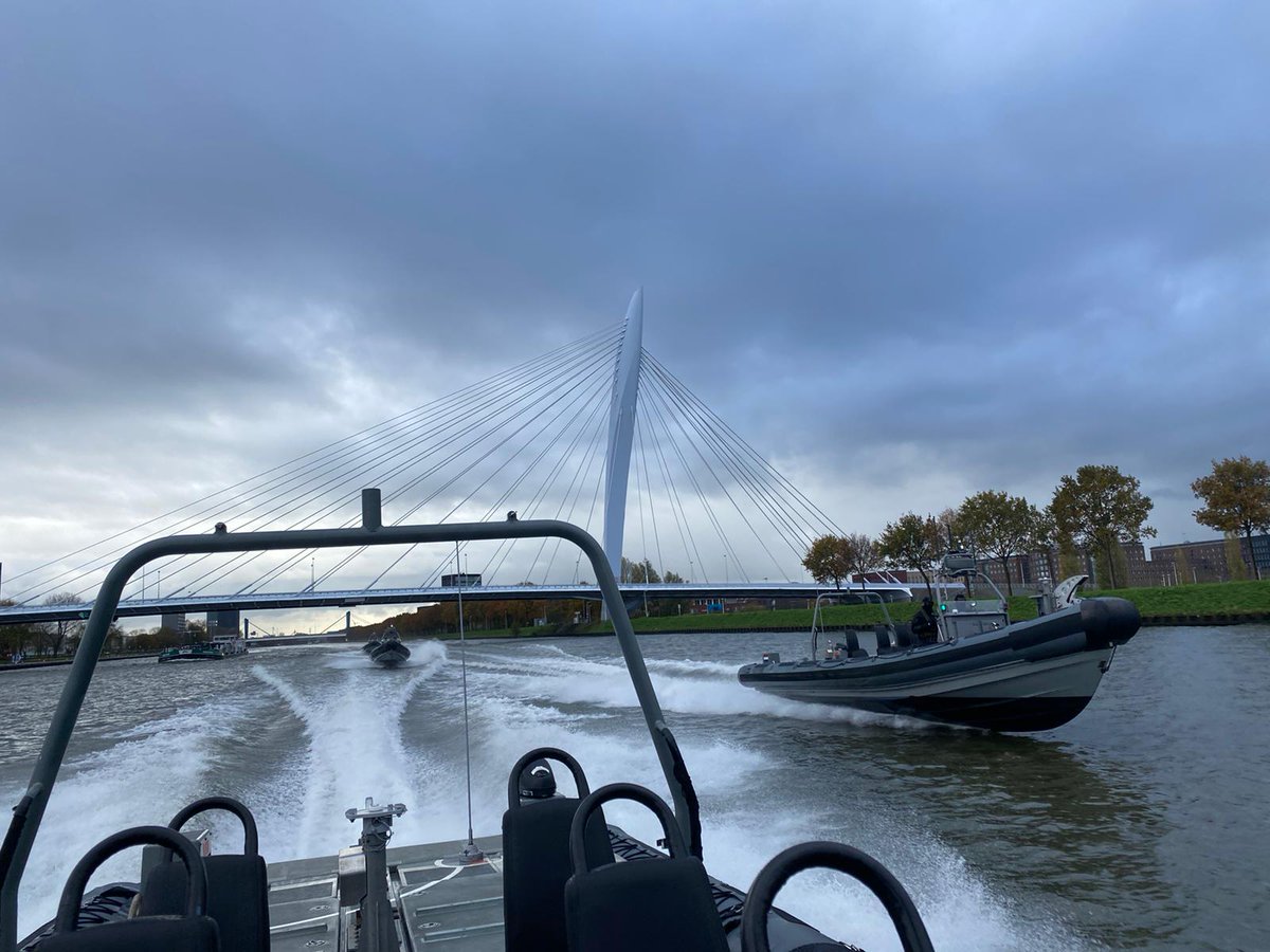 kon_marine's tweet photo. NATOPS: Nationale Operaties. Ook bij rampen en noodgevallen staat de Koninklijke Marine klaar! Met deze FRISC's kunnen wij op hoge snelheid door de "smalle" kanalen van Nederland ingezet worden! #NATOPS #KoninklijkeMarine #KorpsMariniers #FRISC #werkenbijdefensie https://t.co/HfHBqlCbMw