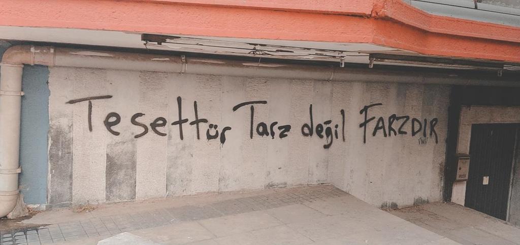 Tesettür bir cemaatin yaşam şekli değil,
Ümmet-i Muhammed'in hayat tarzıdır. 
O, bir beldenin örfü değil,
Yaratan ve Yöneten Allah'ın [c.c] emridir.
-İhsan Şenocak 

#TesettürEtiketDeğilAyettir