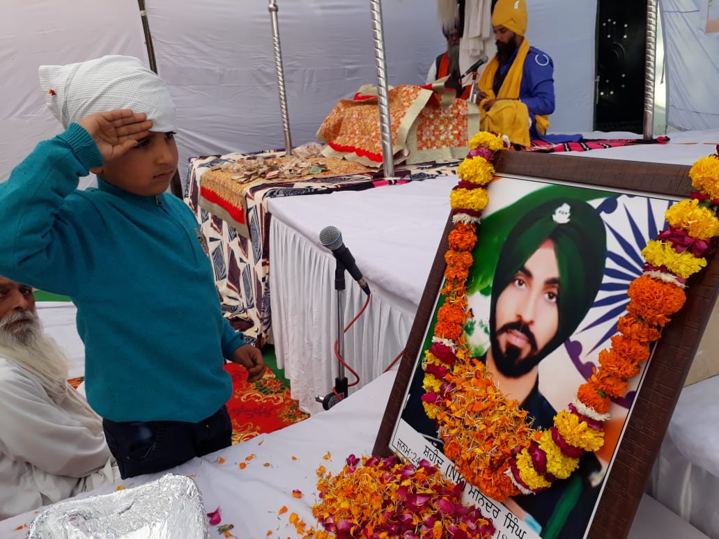 6 year old Ekamjot Singh paying homage to his father

NAIK MANINDER SINGH 
3 PUNJAB 

on his first balidan diwas at Batala in Punjab. 

#KnowYourHeroes