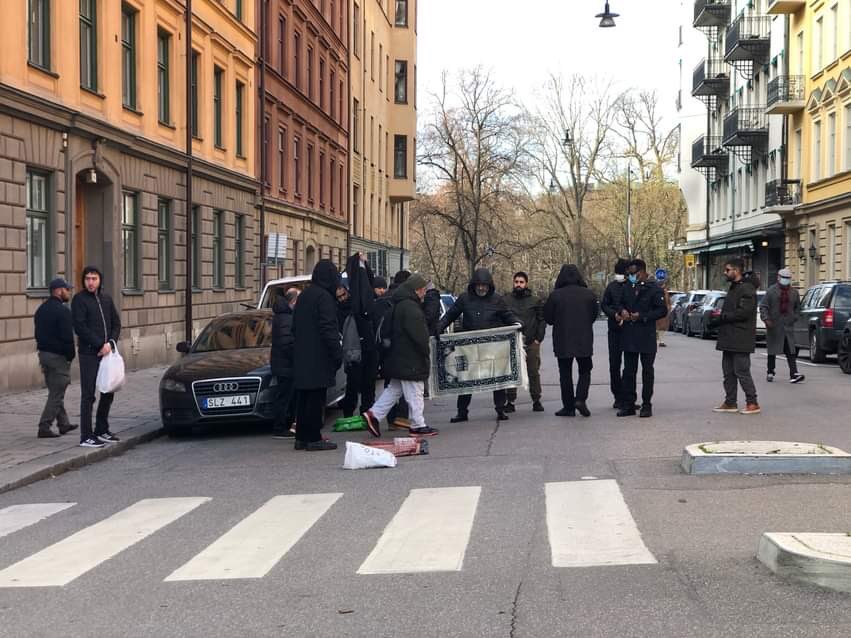 Att islamisterna har fräckheten att demonstrera för blasfemilagar och mot yttrandefriheten utanför Frankrikes ambassad efter att fransmännen vägrat vika sig för politisk islam. Islamister har inte i Sverige och Europa att göra.
