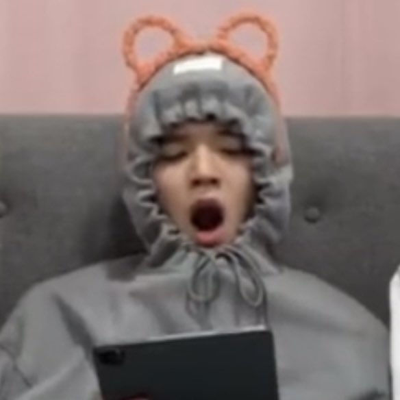 93ccea_'s tweet image. taeyong tem apenas 5 aninhos e isso é um fato