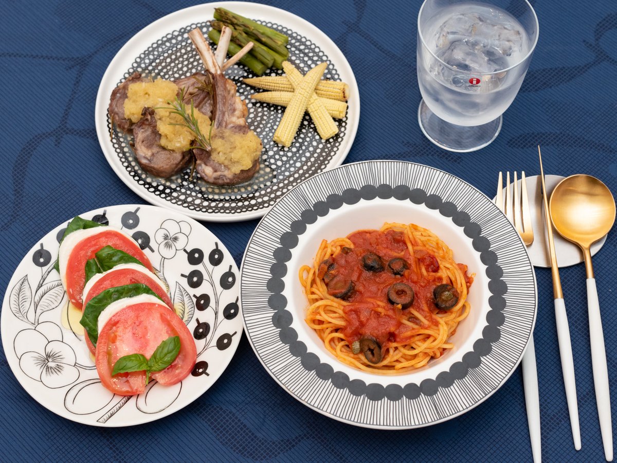 今日の晩ご飯 モッツァレッラチーズとトマトのサラダ 娼婦風スパゲティ 子羊背肉のリンゴソースかけ ジョジョ好きな夫のために一度作ってみたかった料理 おうちごはん 晩ご飯 献立 料理記録 パスタ Marimekko マリメッコ アラビア パラティッシ ブラパラ Jojo