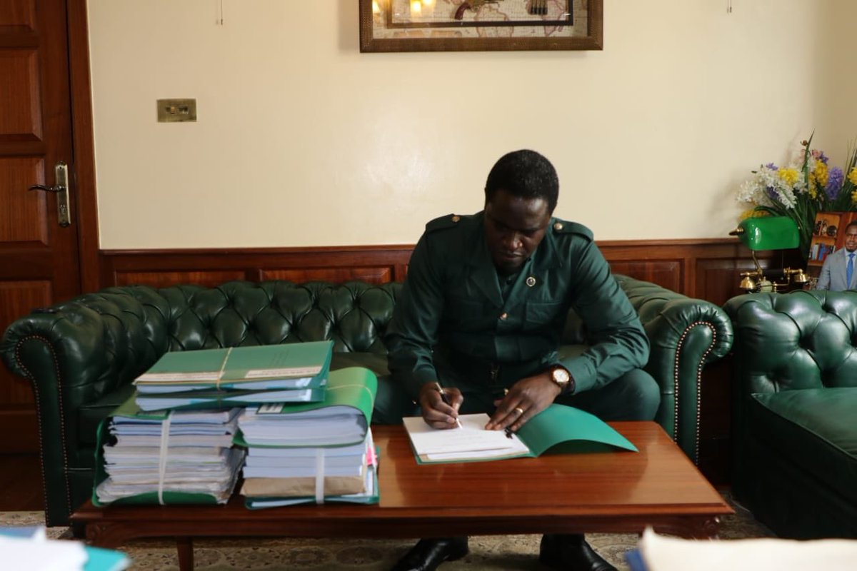 NelsonHavi's tweet photo. Eti Chai Guevara! Hapa Command Center ni kazi tu from 1919. I loath writing speeches because they take time but some of these Baptista fellows cannot allow free speech from yours truly. They demand written speeches in advance. ^DoS https://t.co/NZzzVyVJqi