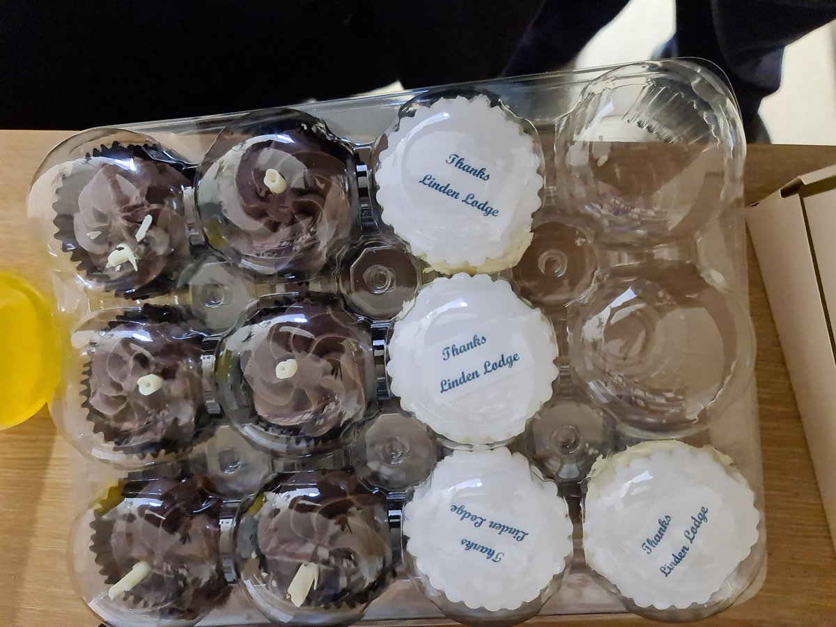 hfc1967's tweet photo. We are being spoilt by one of our fantastic students...@lchallan @LodgeLinden @NUHSurgery @sarah_sazzles @TwiggyDe 
Thank you so much Ade....Good luck with your ongoing training and career https://t.co/CHQqWfLTlB