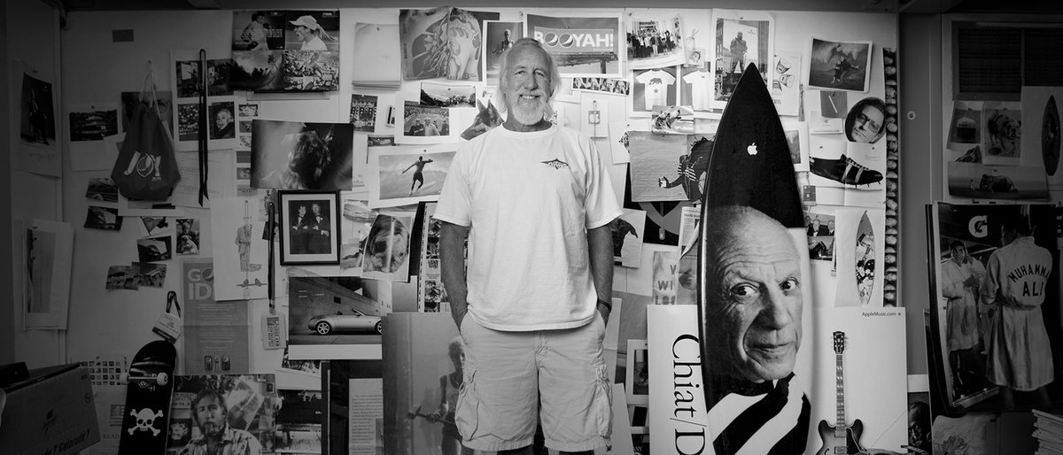 Lee Clow is the ad legend behind the most incredible adverts Apple ever created, like ‘1984’ and ‘Think Different’. This is a thread with 20 of his most interesting thoughts on advertising and creative excellence.