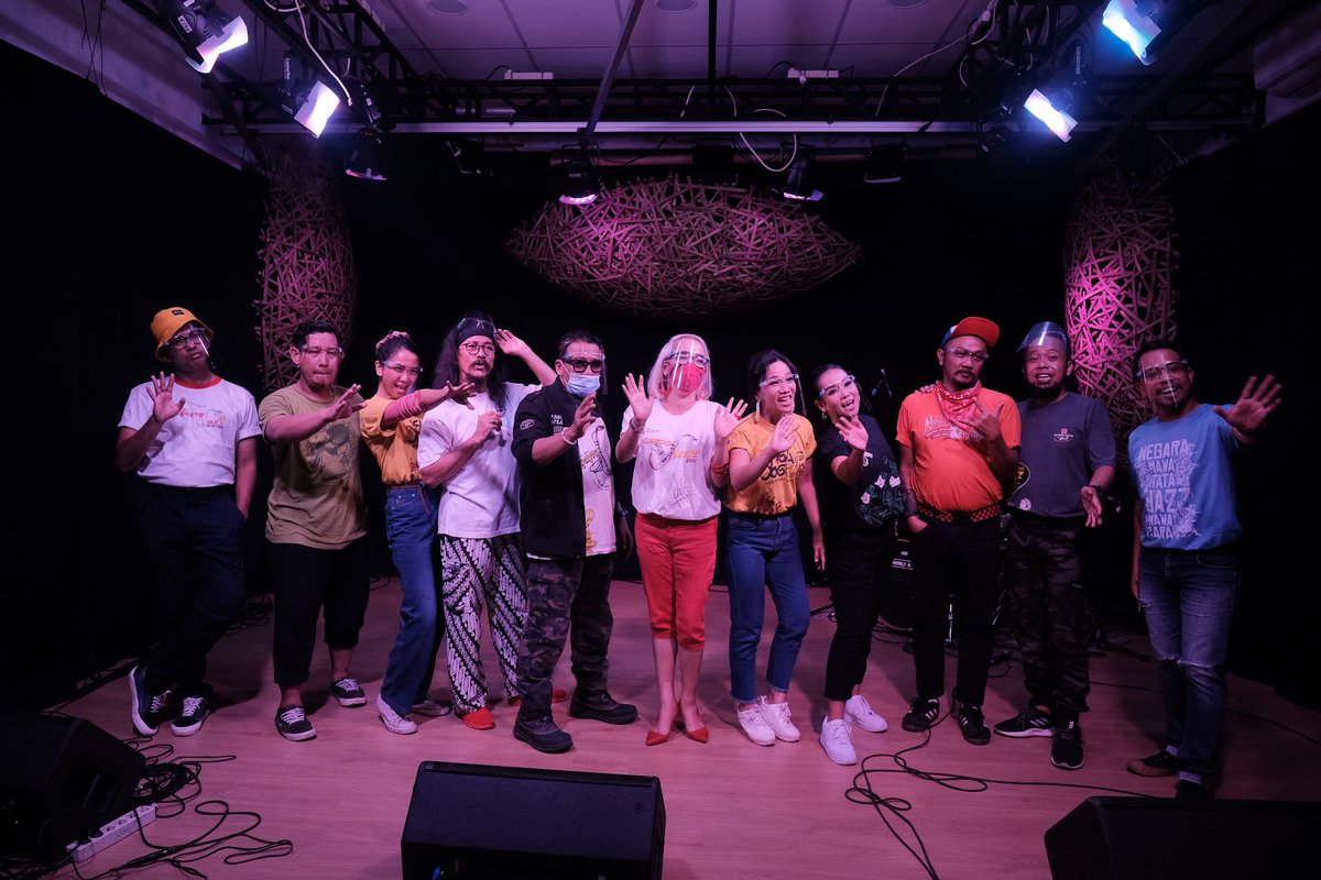 ngayogjazz's tweet photo. Salim dulu sama honn-honnku pranata adicara yang kompak selalu~ https://t.co/cSj4hwhjB9