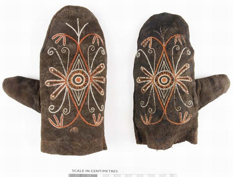 This pair of mittens is an example of souvenir art from North America. They were probably produced by the Wendat in the early C19. Souvenir art was produced for European visitors visiting the Wendat community. Souvenir art played a crucial role in the Wendat economy in the C19.