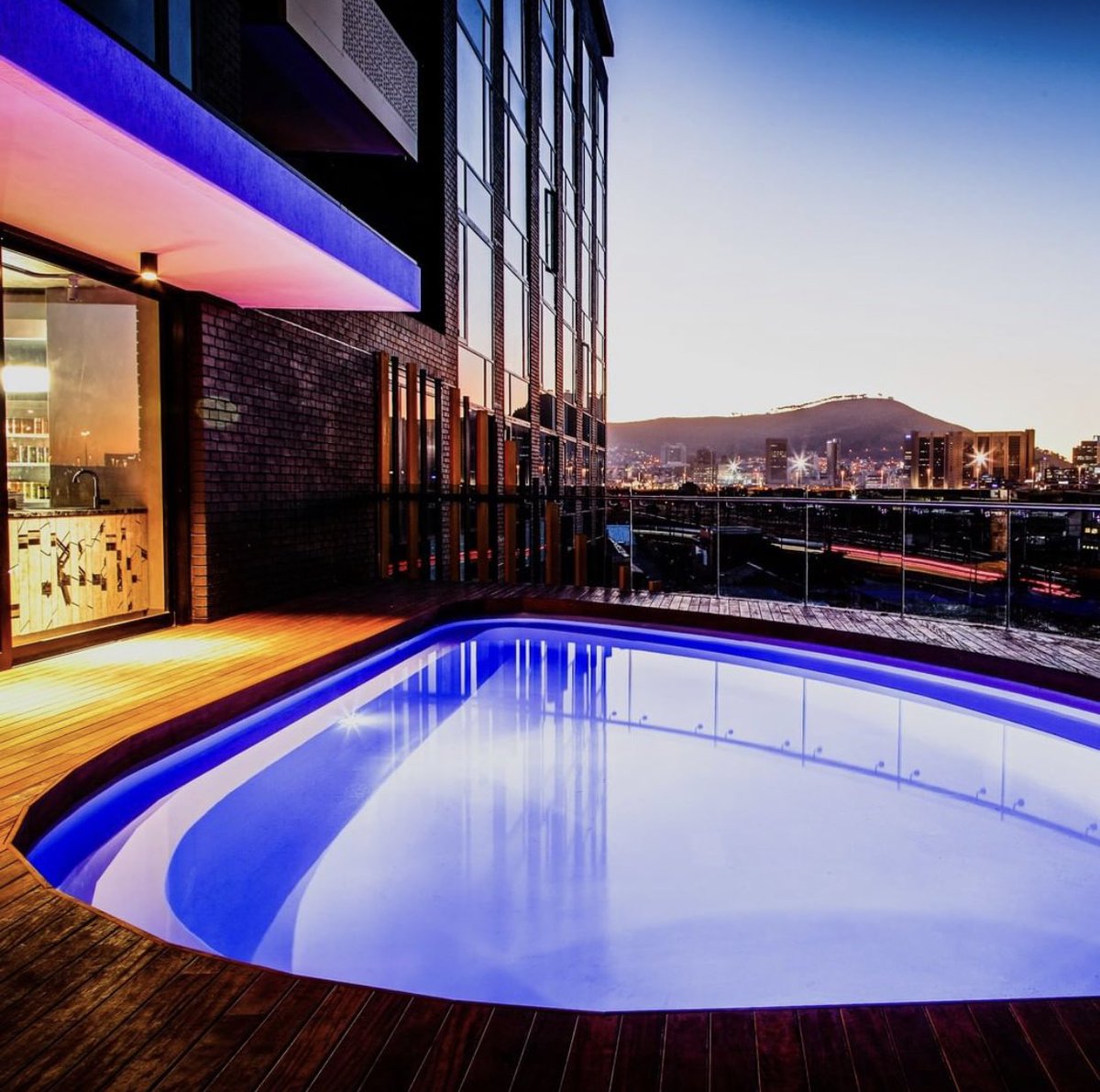 Summer sundowners spot, check!☀️✔️🍹

To book your stay at Stock Exchange, contact:
+27 21 427 5900
reservations@newmarkhotels.com
newmarkhotels.com
———