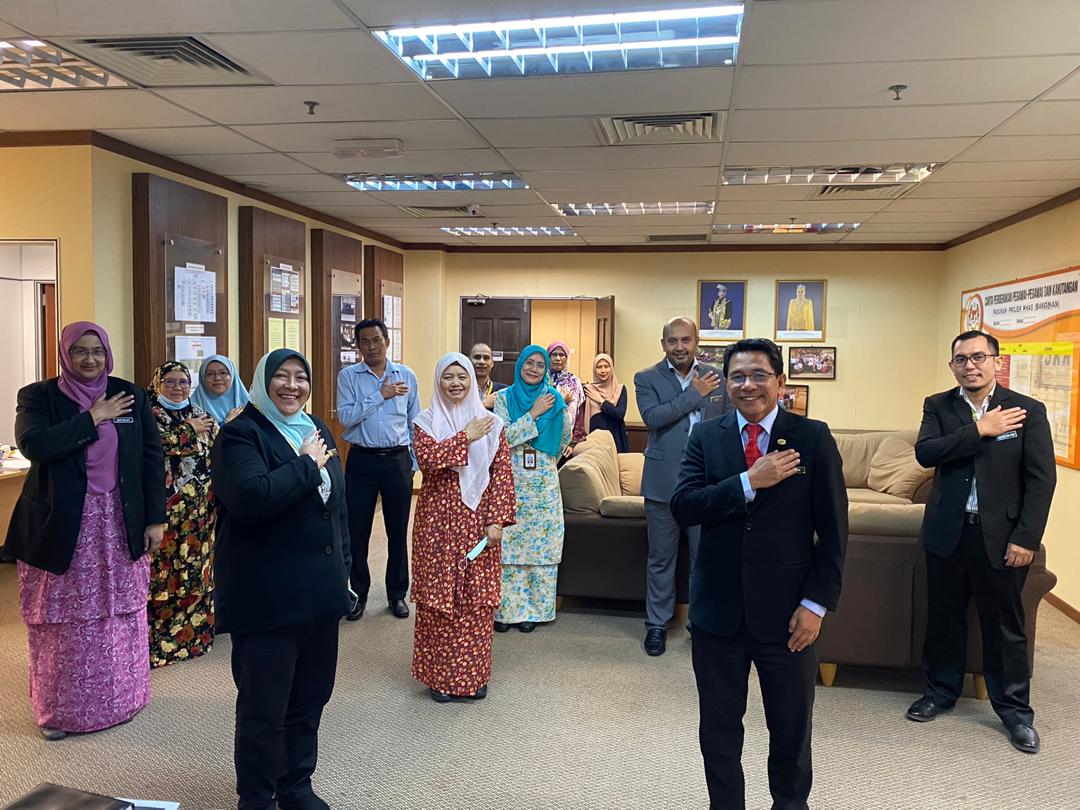 20.11.2020 
Lawatan Kerja ke  @ppk1_cdpk Diberi taklimat beban tugas serta isu &amp; cabaran pelaksanaan projek peringkat pasca kontrak. Kwln dan pemantauan rapi projek Mega dan kompleks unt infra negara. 
#HPTN2020
#RMK12 #TogetherWeChange
#kapitalisEkonomi
<a href="/IrZulkefly/">Mohd Zulkefly S</a> <a href="/JKRMalaysia/">JKR Malaysia</a>