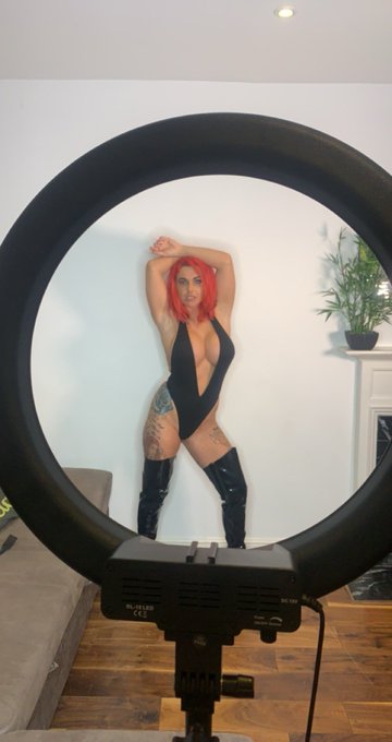 Central London 8th and 9th December with @gbhoney3 who wants to shoot??? Xxx https://t.co/4PVRRE6JNO<a class="tags" href="/tag/gbhoney3">@gbhoney3</a>