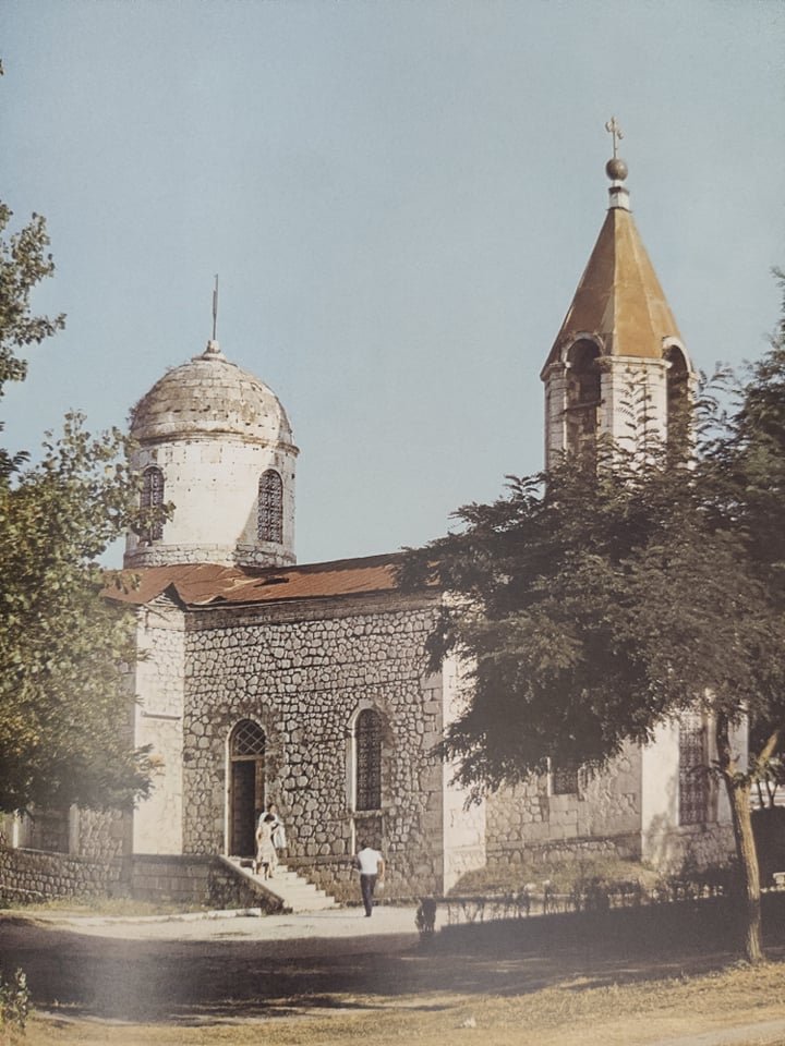 As it was typical for the time and region, it was built with a dome and a tower. Here is a close-up picture of the church before it's last restauration.The dome used to be painted green, hence the name "Kanach Zham", which means "Green church"