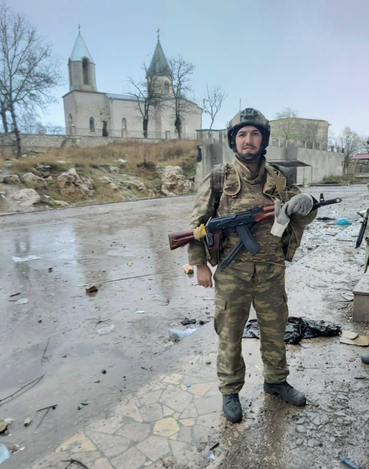 As  @Artak_Beglaryan rightly pointed out, Kanach Zham also survived the 2020 Battle for  #Shushi almost untouched. An  #Azerbaijan|i soldier took this picture after the Azerbaijani forces took control of the city. It is also visible in several videos from these first days.