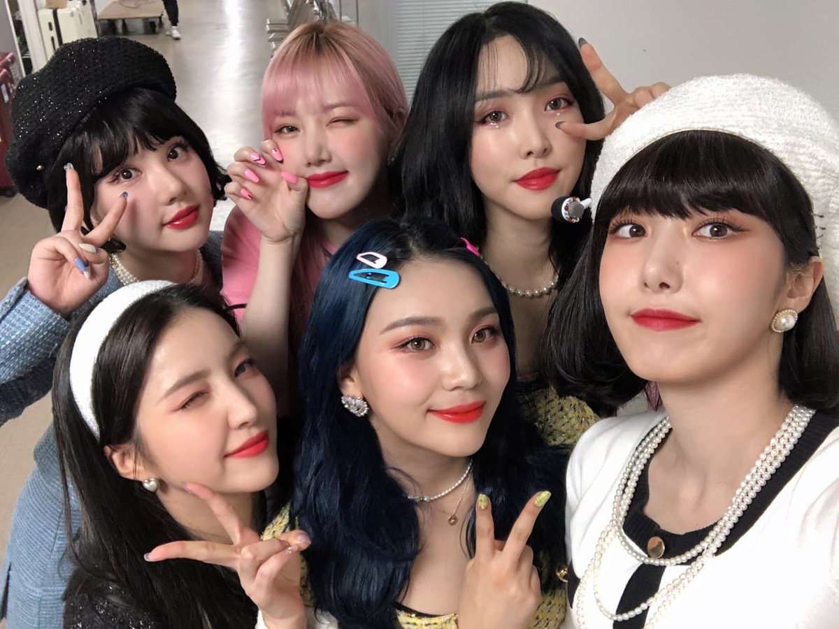 GFRDofficial's tweet photo. [📺 #여친Air]
#여자친구 #GFRIEND 가
추천하는 최고의 굴🍴맛집😃

바로바로~ 완벽한 🆕트로 친구 
얼"굴"이 있는 #KBS #뮤직뱅크 현장💙💜

오늘은 조금 더 일찍🏃 #버디 를 찾아가니까,
늦지 말고 와주세요😍🥰 https://t.co/2Eg1Kgbn7f