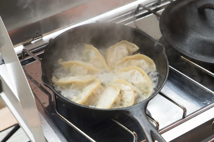 \今夜は餃子を焼こう🥟/  発売中のモーニング51号『#焼いてるふたり』で、今週ふたりが焼くのはスキレット餃子!  画像は巻頭カラーBBQ入門記事の未掲載ショット。ふたりは包むところから作ってますが、市販の生餃子や冷凍餃子で十分おいしいですよー  ▼第8話 d.morningmanga.jp/viewer/172…