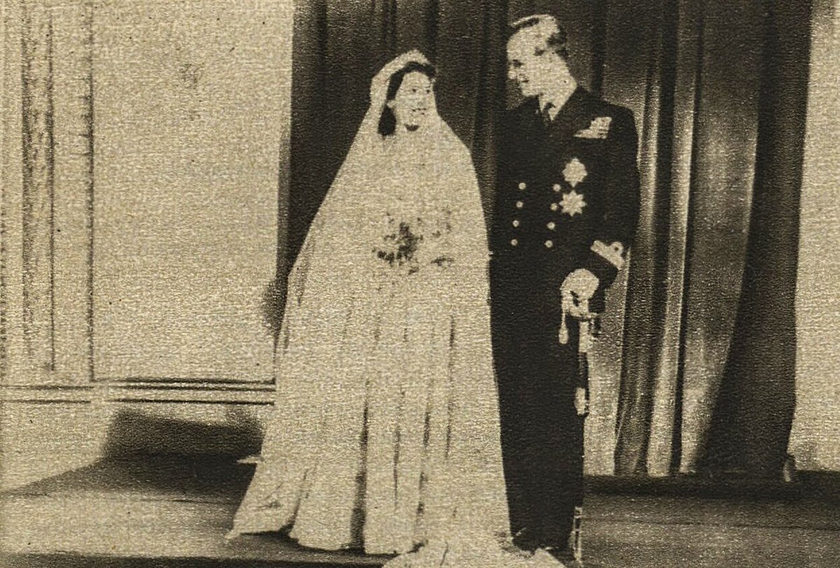 Dnes slavíme 73. výročí královské svatby! Britská královna Alžběta II. a princ Philip, vévoda z Edinburghu, se vzali 20. listopadu 1947 ve Westminsterském opatství.👑 O sňatku se psalo i u nás, např. ve Světu v obrazech: https://t.co/kMLyq9lWKQ 👩❤️💋👨 https://t.co/W71XpsxSsm