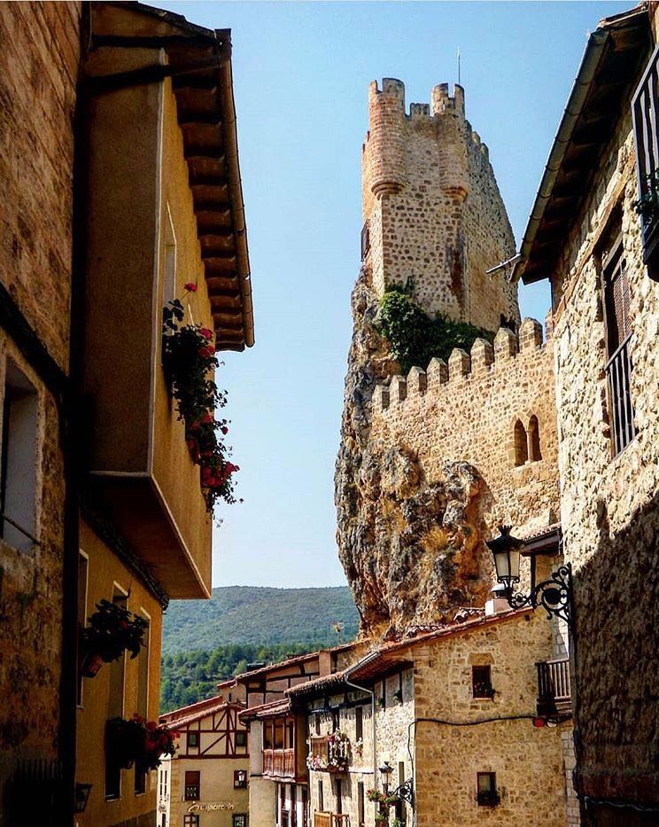 CyLEsVida's tweet photo. Frías, en Burgos, no solo destaca por su castillo de cuento o sus Casas Colgadas 😱 Lo hace porque es la... ¡Ciudad más pequeña de España! 😬 ¿Lo sabías? ☺️
📸Instagram @anita_around_the_world 
https://t.co/HQrEA1JoJw https://t.co/WQ376gdDYJ