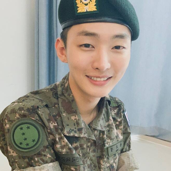 Jjjwannables_2's tweet photo. Yoon Jisung, Member Wanna One pertama yang menjalani Wajib militer. Saat ini sedang dalam liburan terakhirnya jelang pelepasan 13 desember 2020 🎉😆

 https://t.co/WdneJpAq2w https://t.co/Sp4xTMxCcN