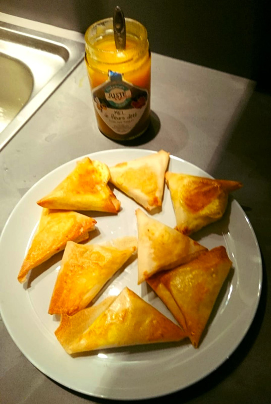 JusteEtVendeen's tweet photo. [C'est #JusteBon 👩‍🍳👨‍🍳]

On se retrousse les manches pour confectionner ces bonnes bricks au chèvre et au miel #JusteEtVendeen #recette

Prenez soin de vous 😘
Retrouvez toutes les recettes de la marque Juste ici ▶️ https://t.co/lLsznSFx4q https://t.co/7cVsa47aO1
