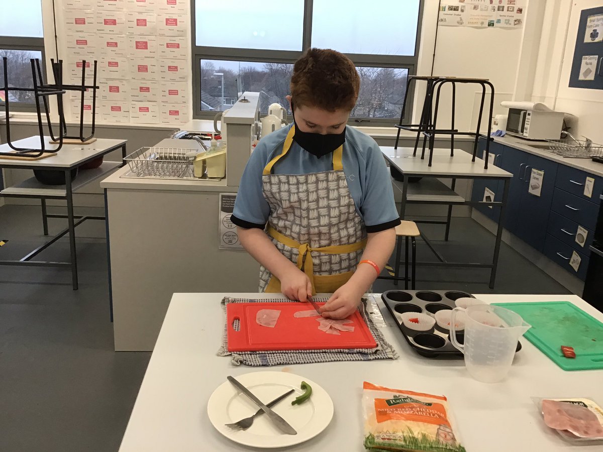 OideAoife's tweet photo. 2nd Year An Riocht students making Healthy Breakfast Egg Muffins yesterday. Great demonstration of transferable skills and food safety and hygiene #HomeEconomics @Kingswoodcc16 @JCTL1LPs_L2LPs https://t.co/vhvgoY6R20