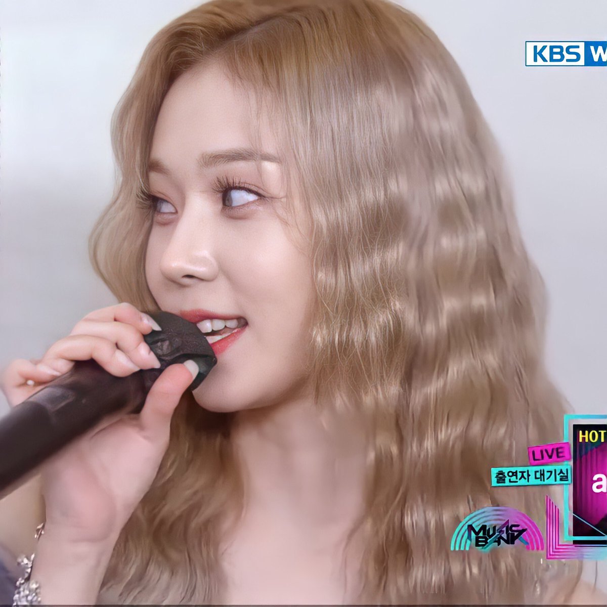 nostalgiacore's tweet photo. SHE’S SO BEAUTIFUL
#윈터 #æspa #에스파 https://t.co/sQolvmdccQ