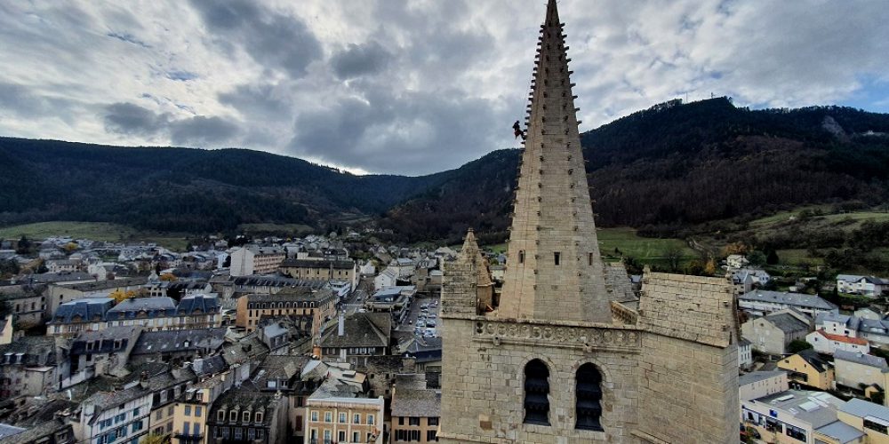 L’équipe de Cévennes Evasion a travaillé sur la Cathédrale de Mende avec l’entreprise Jouve pour les bâtiments de France. La grande hauteur était au programme : les cordistes ont contrôlé le bon état des ornements des grandes flèches de l’édifice (65 m et 84 m).
