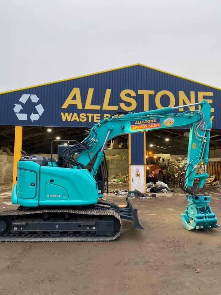AllstoneSpeedy's tweet photo. New toy for our yard, how gorgeous is this 😍 

SK140 Kobelco Excavator 🎅🏽🎄 
#Speedyskips #allstone #kobelco #excavator #newtoy #excited https://t.co/tCJsjfpoTJ