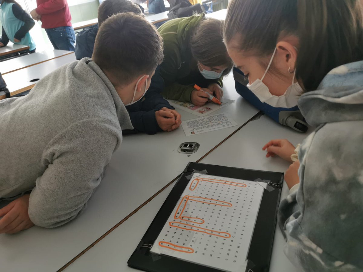 Al_Fanar's tweet image. ‼️ Ayer reiniciamos el proyecto #EscapeIslamofobia en el @IesoXalima gracias a @PluralismoyC. Jugamos 🧩🎲con @NoraSaguir  y @CodigoSecretoCC y pudimos ver la expo de 📷 #Trazosdelislam de @alfredocaliz coorganizada con @SEstadoMigr 👉 bit.ly/3335ph3